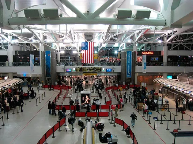 Detienen un hombre en aeropuerto de Nueva York tras amenazar a empleado con bomba