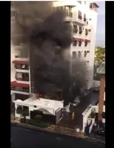 Video: Se registra incendio en torre residencial ensanche Evaristo Morales