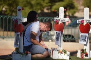  Ethan Avanzino se aflige junto a una cruz blanca por su amigo Cameron Robinson, una de las 58 víctimas del tiroteo en masa de la noche del domingo, en Las Vegas Strip, justo al sur del hotel Mandalay Bay, 6 de octubre de 2017 en Las Vegas, Nevada.