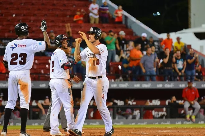 Gigantes blanquean 7-0 a Leones manteniendo invicto en tres partidos