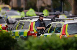 Unos policías británicos aparecen en el área donde varias personas fueron atropelladas por un auto, en el centro de Londres, el sábado 7 de octubre del 2017. Un auto atropelló el sábado a transeúntes afuera del Museo de Historia Natural de Londres, dejando varios heridos, dijo la policía. Una persona fue detenida en el lugar. (AP Foto/Alastair Grant)