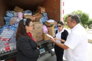 Despacho de la Primera Dama entrega aportes recaudados a afectados por huracanes en Monte Plata