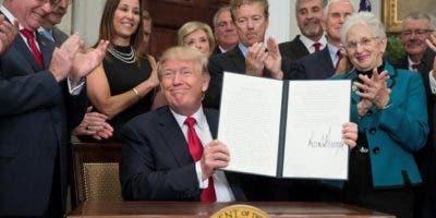 Trump dice estar “muy orgulloso” de sus iniciativas para acabar con Obamacare