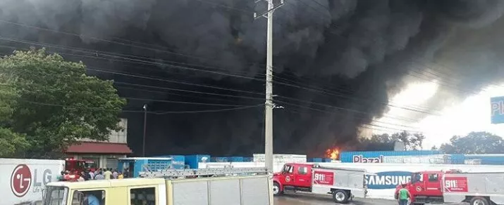 Fuego afecta almacén de Plaza Lama en el kilómetro 13 de la autopista Duarte