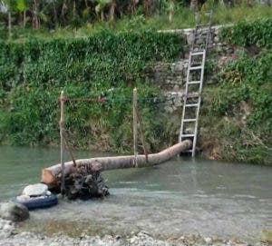 Moradores de Montellano pasan odisea al cruzar río Camú tras colapso de puente