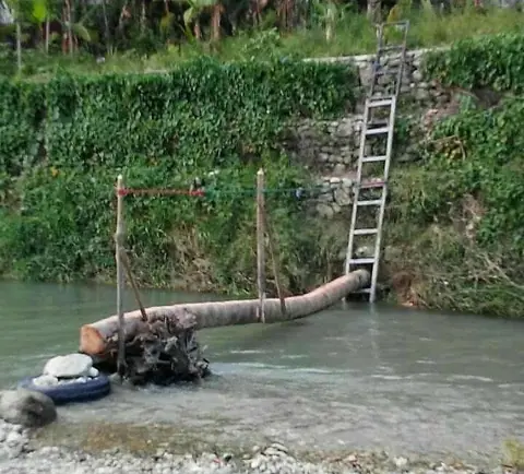 Moradores de Montellano pasan odisea al cruzar río Camú tras colapso de puente