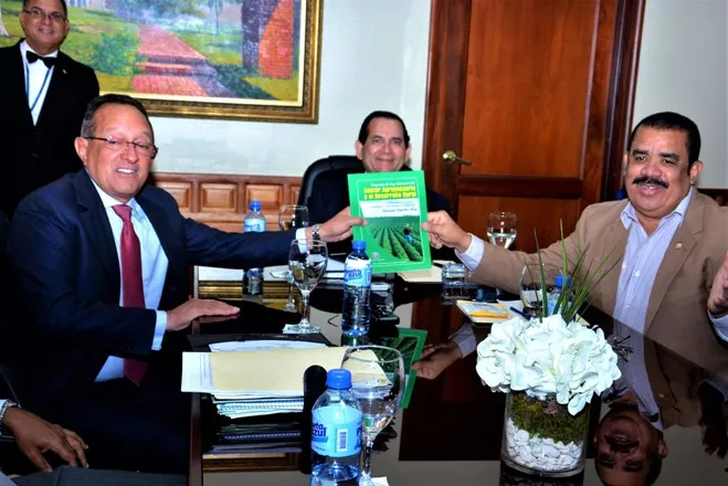 Senado entrega a ministro de Agricultura proyecto de ley de transformación sector agropecuario