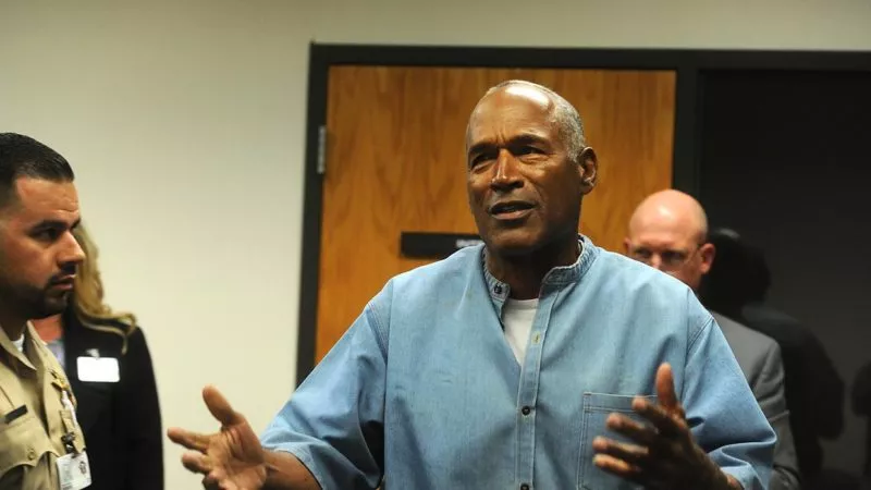 O.J. Simpson sale de prisión tras cumplir nueve años de condena por robo