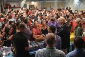 Trump ve «milagro» de supervivencia en Puerto Rico