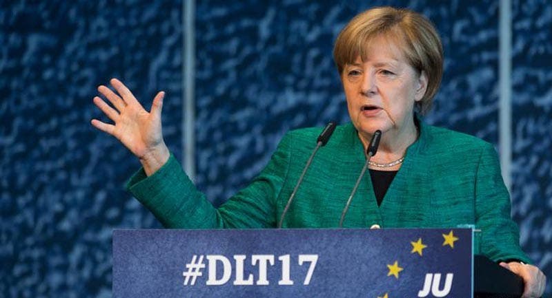 Merkel anuncia que tratará de negociar una coalición con liberales y verdes