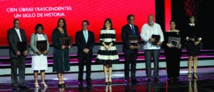 Ana Corripio y Rafael Barceló Entregaron la distinción a representantes del Gran Santo Domingo.