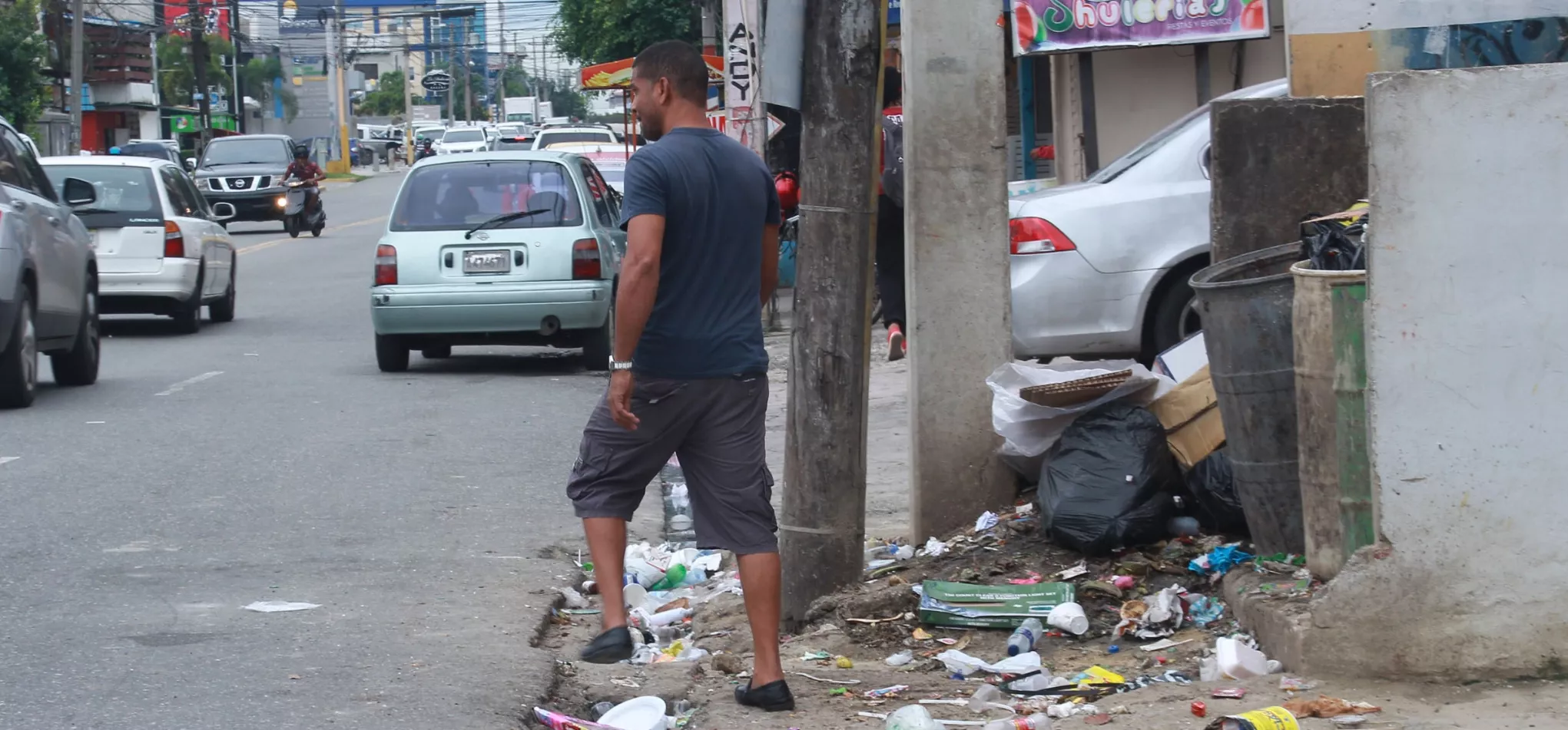 Aceras de ciudad son un caos para el peatón