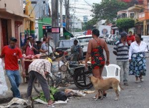 Mercados y ventas de comida improvisada  pululan por doquier.