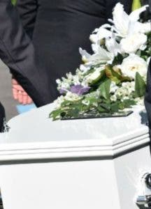 Funeraria envía cadáver equivocado a familia