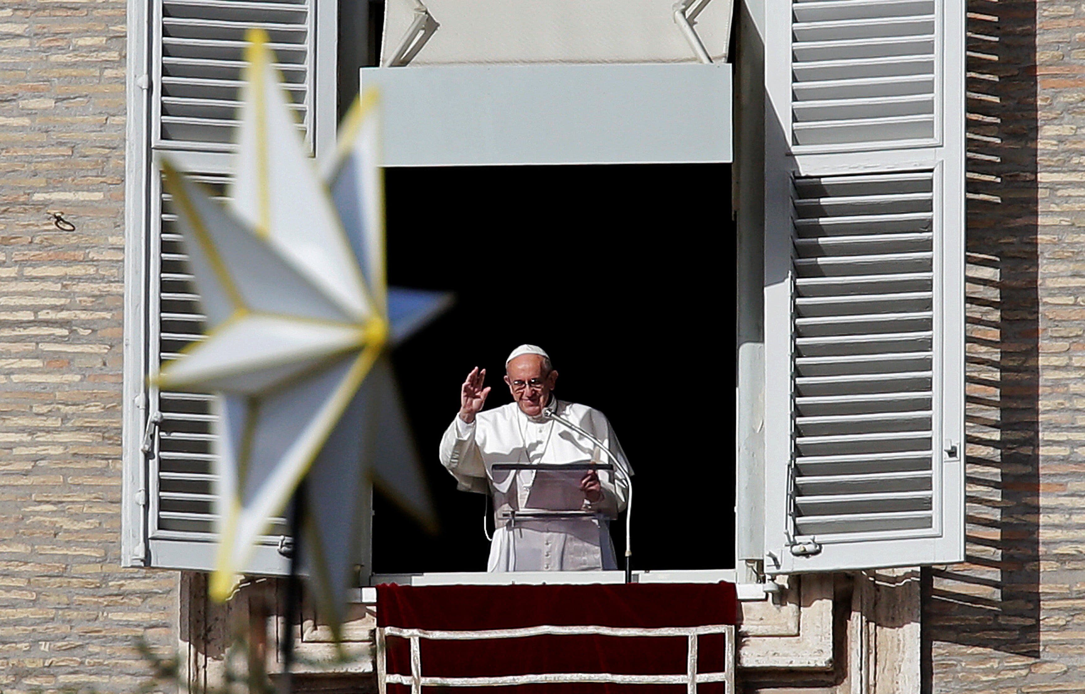 El papa Francisco reza junto a fieles por las víctimas del atentado en Sinaí