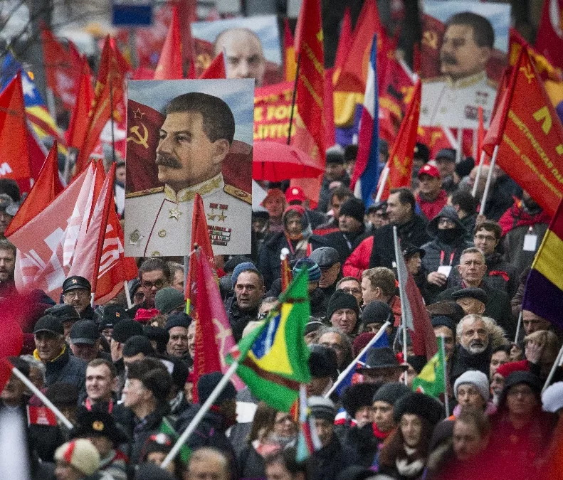 Rusos marchan a 100 años de su Revolución