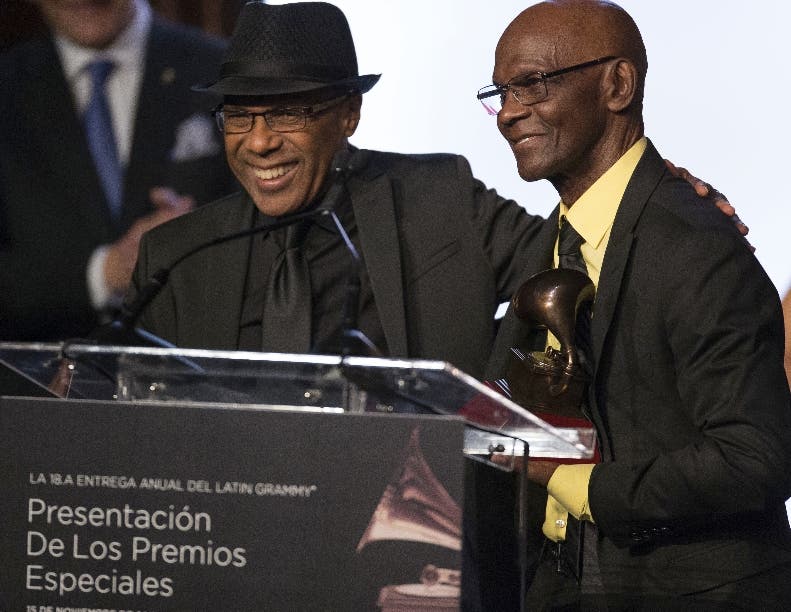 Cuco Valoy recibe Grammy Latino