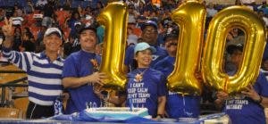 Fanáticos exhiben orgullosos el número 110, en el cumpleaños de los Tigres del Licey ayer.