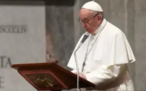 El papa a jóvenes: “No te pases todo el día al teléfono, ignorando el mundo»