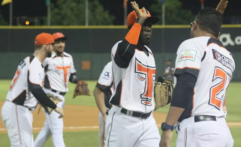 Halton y Feliz lideran remontada de los Toros sobre las Estrellas