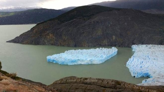 Por qué intriga a los científicos el inusual iceberg gigante que se desprendió del glaciar Grey de Chile