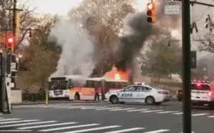 Autobús de transporte público estalla en llamas en el Bronx