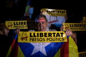 Los manifestantes se aglomeraron frente al palacio presidencial de Cataluña en Barcelona. 