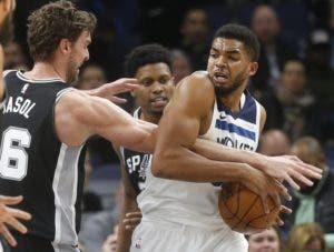 Towns logra undécimo doble-doble; Nappier, mejor anotación de temporada