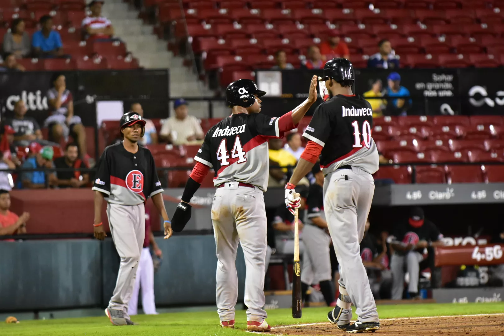 Leones escalan al cuarto lugar venciendo 6-1 a Gigantes