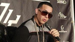 Reguetonero Daddy Yankee entrega kits para arreglo de casas en Puerto Rico