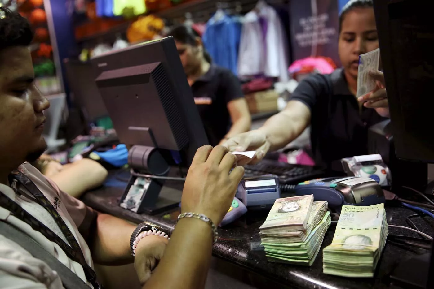 Aumento salarial y nuevo billete: venezolanos temen otro golpe inflacionario