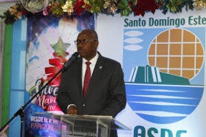 Alcalde SDE supervisa montaje de luces «Vive la Navidad»