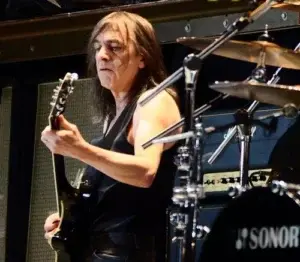 Muere Malcolm Young, guitarrista y cofundador de AC/DC