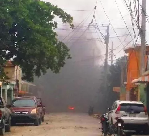 protestan-en-la-antigua-via-ferrea-de-puerto-plata-por-calle-en-mal-estado-y-falta-de-agua-potable-2