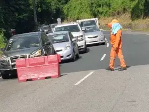 Habilitan tránsito en autopista Duarte afectado parcialmente por un alud