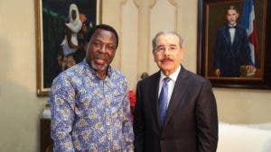 Danilo Medina recibe al profeta nigeriano Temitope Balogun Joshua