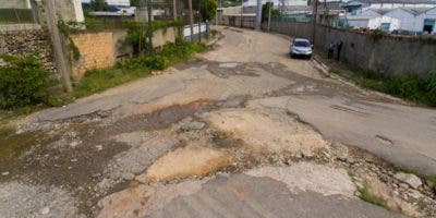 Denuncian deterioro de las calles de la zona industrial de Haina