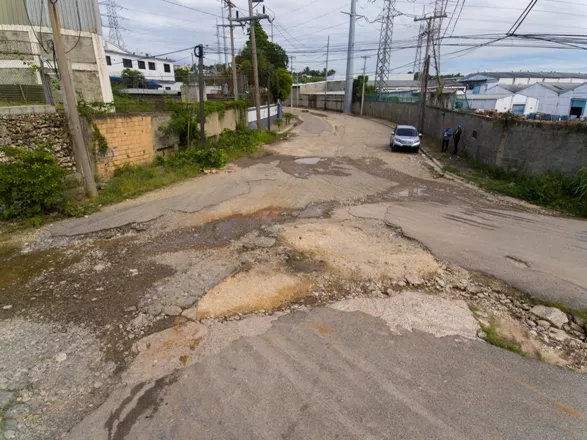 Denuncian deterioro de las calles de la zona industrial de Haina