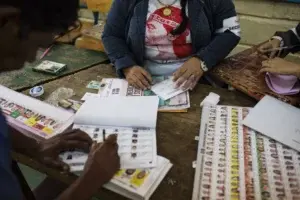 Hondureños votan en elecciones marcadas por temores de fraude