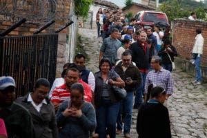 Muchas personas hacen fila para votar en un centro de votación durante las elecciones generales de Honduras, el domingo 26 de noviembre del 2016 en Santa Lucía, Honduras. (AP Foto/Fernando Antonio)