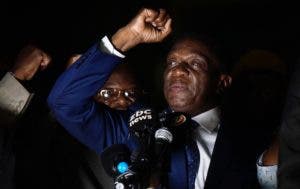 Mnangagwa regresa a Zimbabue, listo para asumir el poder