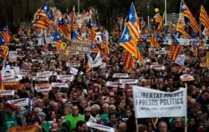 Miles de personas piden la libertad de independentistas catalanes presos