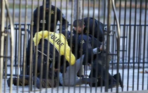 Hombre trata de saltar cerca de la Casa Blanca y es detenido agentes