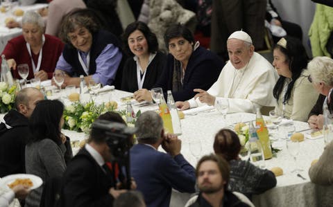 El papa almuerza con 1.500 pobres y rechaza la “indiferencia” contra ellos
