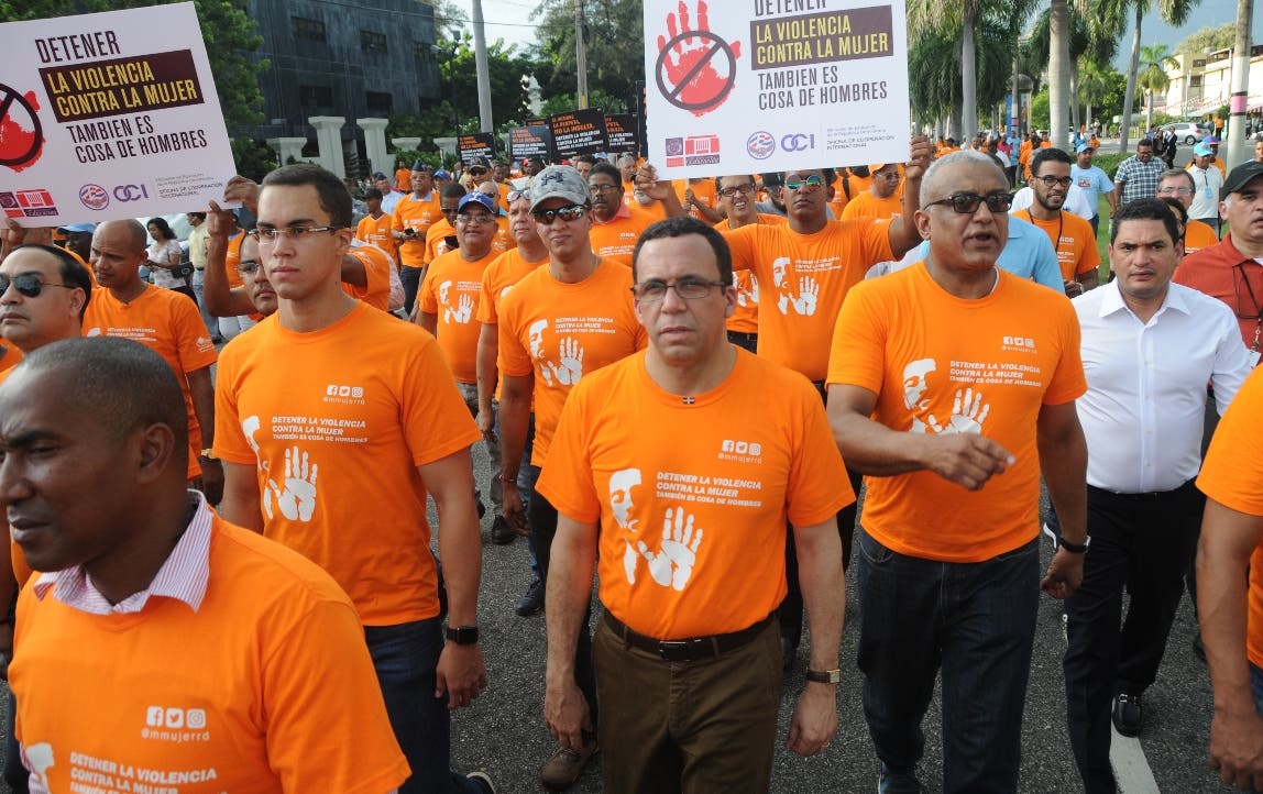 Miles de hombres y mujeres marchan contra la violencia de género y feminicidios