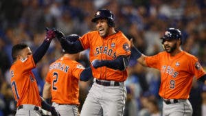 Miles de personas celebran por las calles título de Serie Mundial de Astros