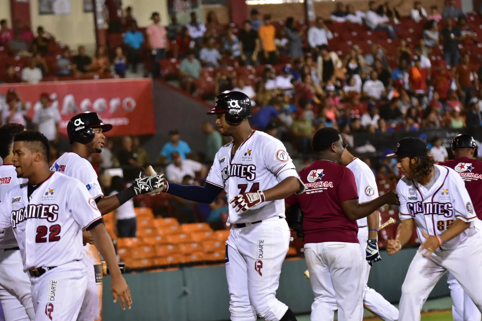 Gigantes vencen Leones y se afianzan en la cima