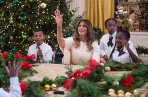 Melania Trump deja su sello en su primera decoración navideña de Casa Blanca