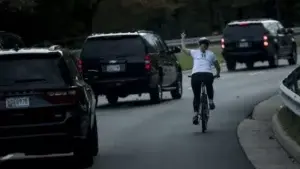 La mujer a la que despidieron de su trabajo por mostrar el dedo medio al presidente Donald Trump