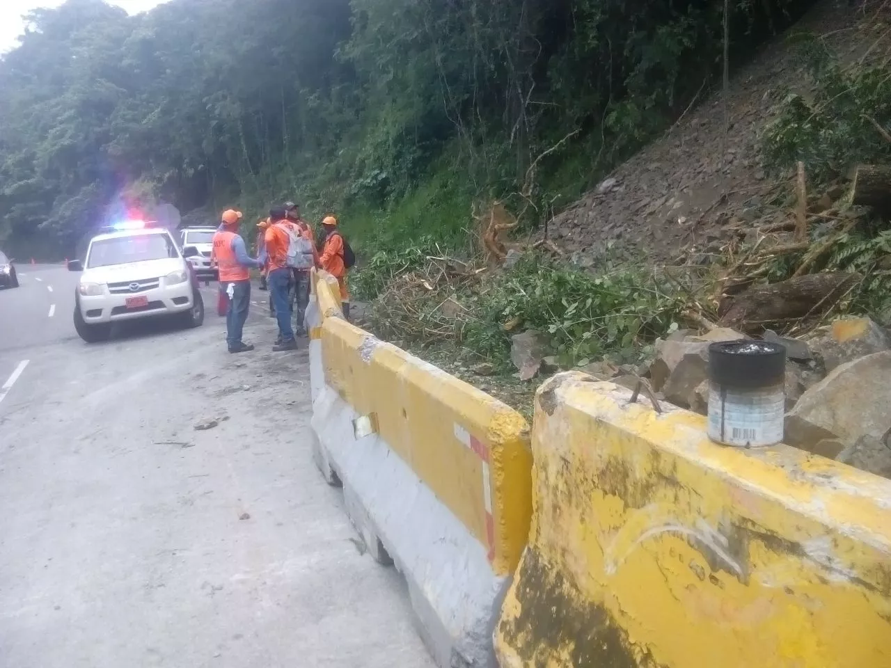 Colocan muros de contención por deslizamientos de tierra en autopista Duarte